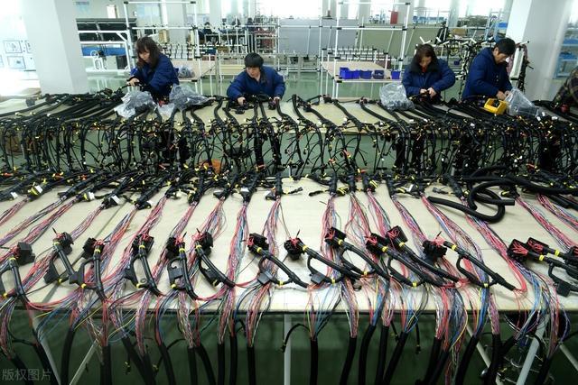 江苏海安恩达通用设备集团生产车间里,技术工人正测试发动机线束